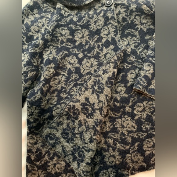 Ellen Tracy Wool Blend Gray and Navy Floral Patterned Knit Top - Picture 5 of 7